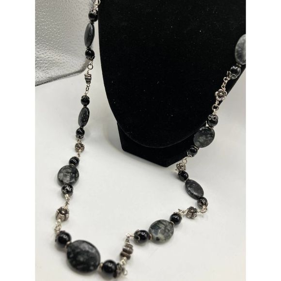 Long marbled black, gray stones & silver flowers necklace! - Picture 3 of 6